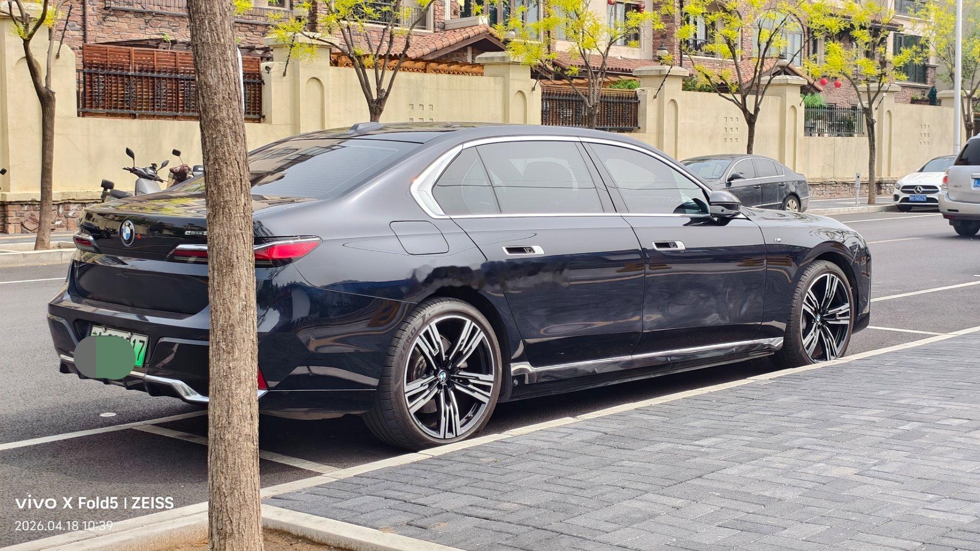 第一次随机看到宝马 i7车主下来一看，的确是刻板印象。汽场全开大v聊车新能源汽车