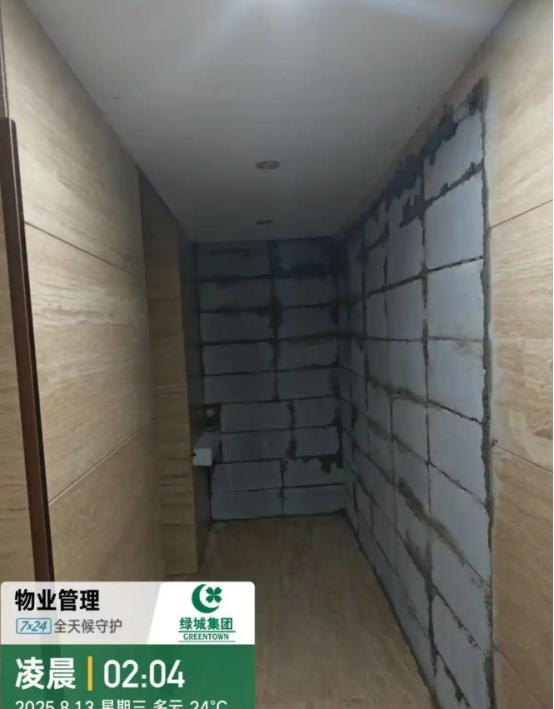 “离了个大谱！”8月13日，天津，一小区的一楼业主趁着晚上没人，竟把一楼大堂的2