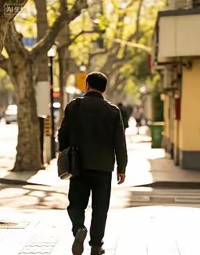 张雪峰有一次在直播里，讲着讲着忽然停下来，很认真地说：​咱们实话实说，人这辈子，