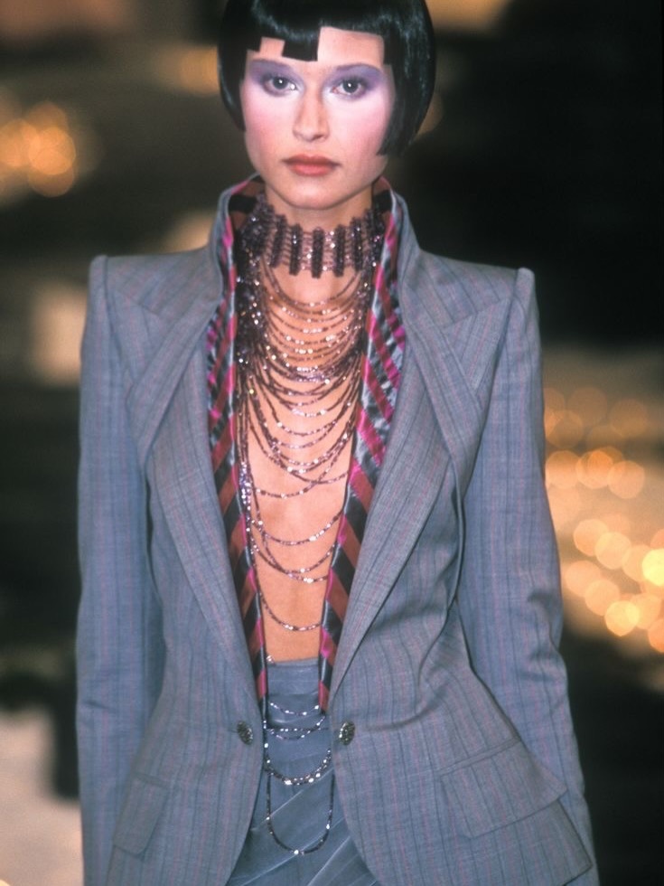 Givenchy 1998春夏系列高定的正装Look，来自Alexander M