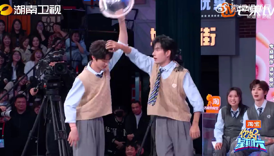 张颜齐张颜齐抡桶抡着抡着突然潇洒上了你好星期六 抡水桶接力游戏张颜齐封神，拎桶转