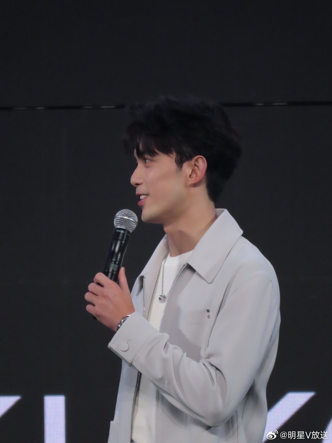 吴磊舒服磊 今天的吴磊简直就是一颗刚出炉的“舒芙蕾”吧，看这蓬松的顺毛造型，隔着