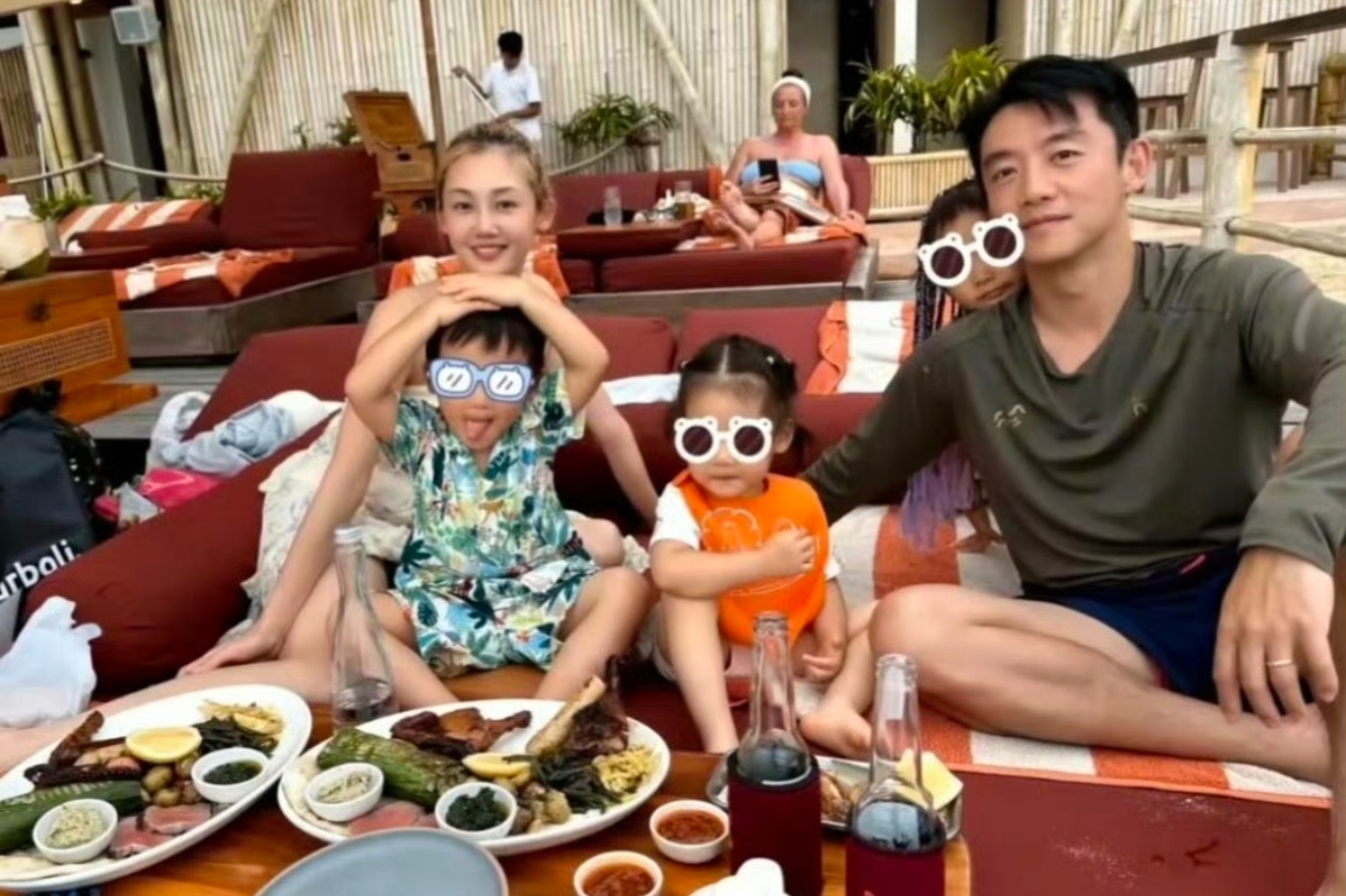 郑恺对苗苗绝对是真爱，苗苗三年生仨，老二老三就差12个月。 ​​​