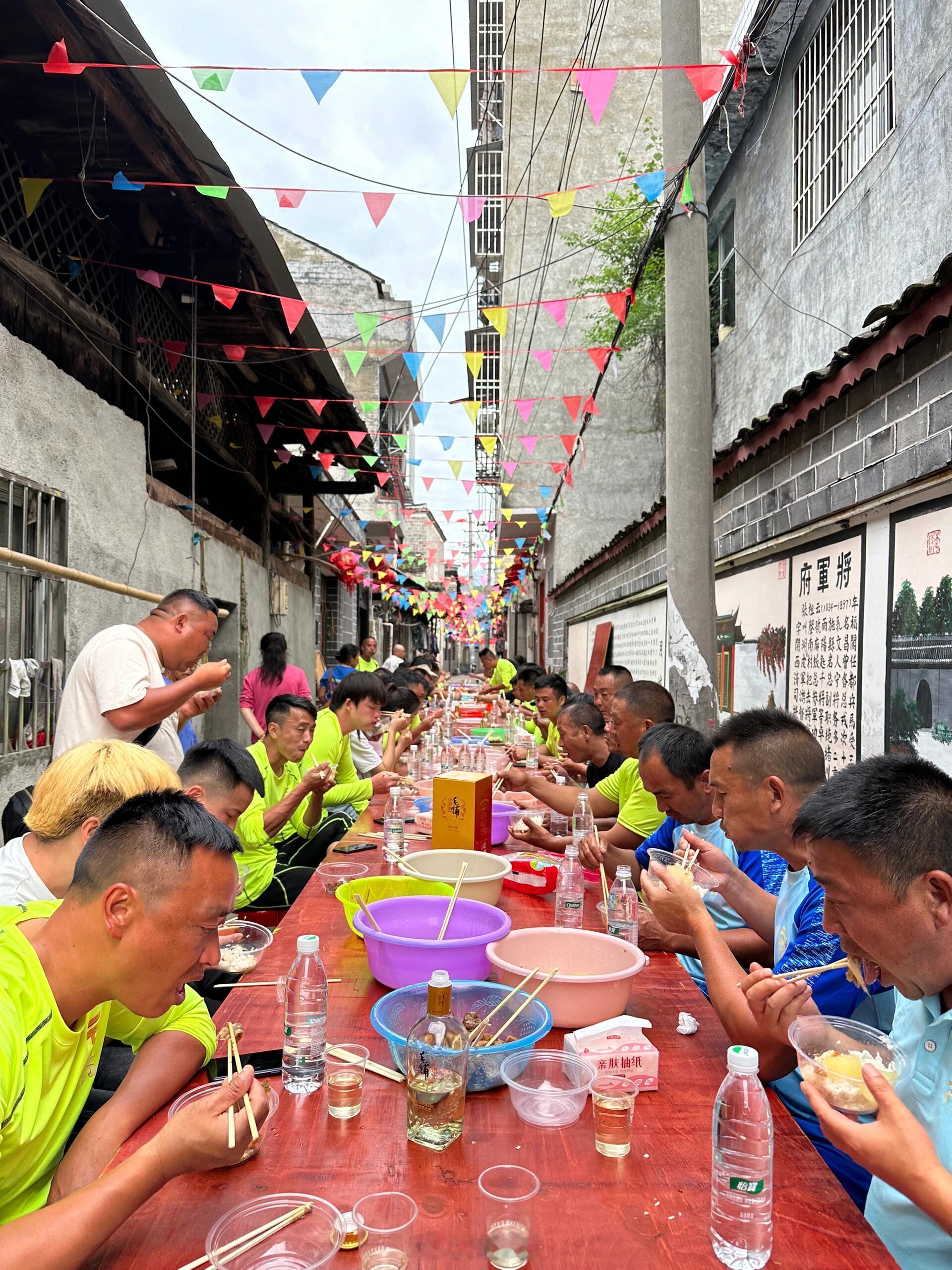 麻阳人对龙舟的热爱震耳欲聋麻阳龙舟没看过这场面的人根本不懂什么叫热血沸腾！！端午
