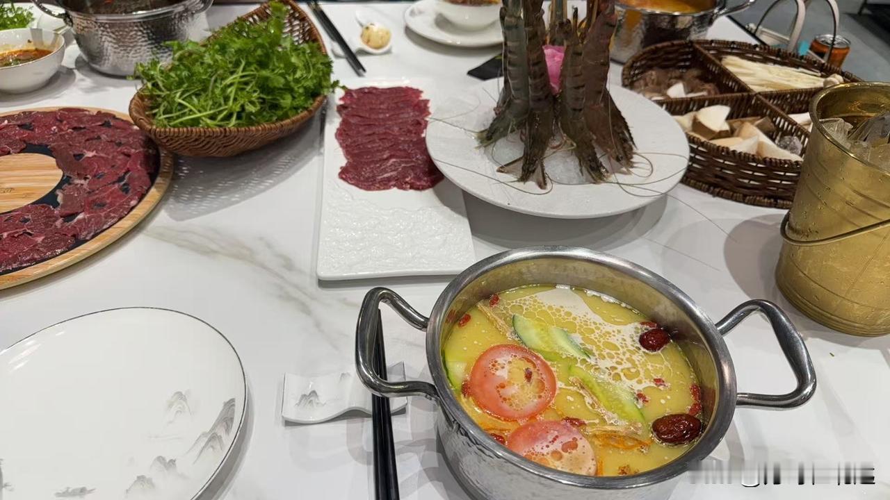 我真是服了自己
时间安排得太合理了
19点带着女团参加
公司举办的气排球比赛
一