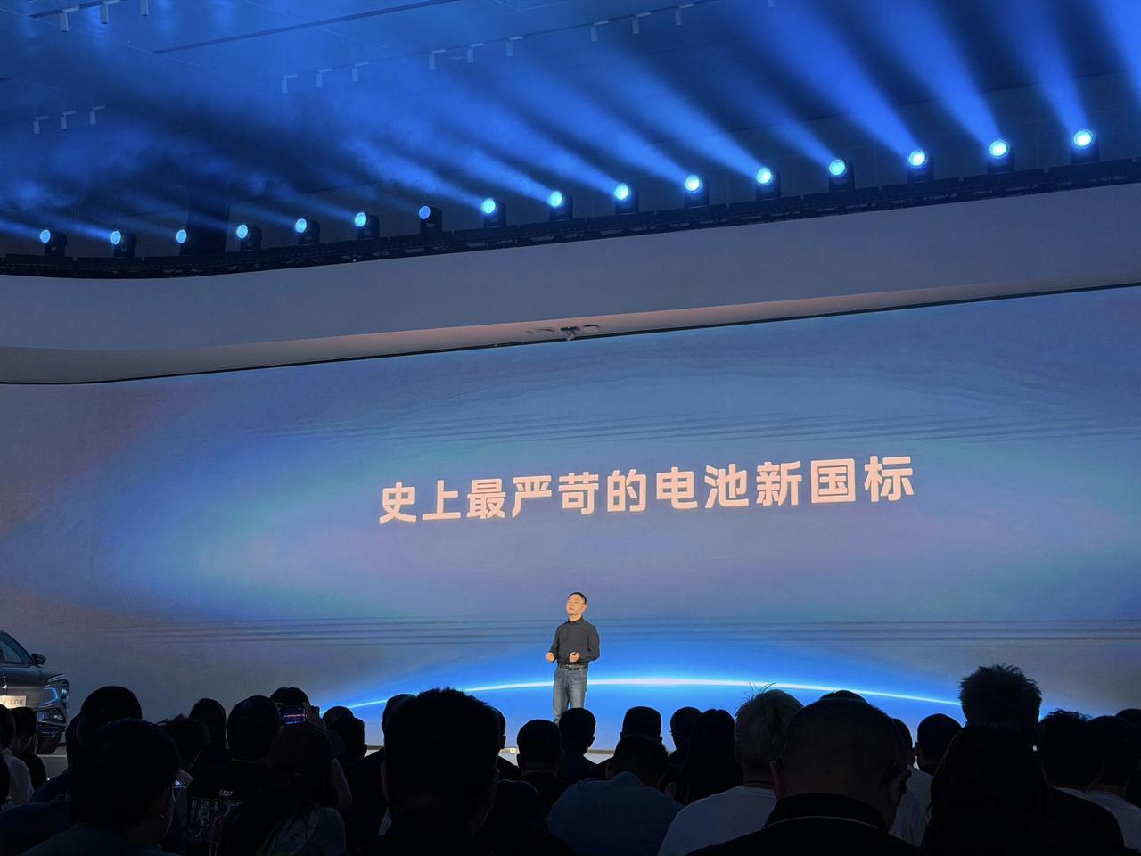 7月1日起，电车的安全底线，被重新画了一条。
四项强制性国标同步实施：《电动汽车