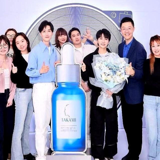 刚下直播间，人已经进了央视大楼。
 
前一秒还在镜头前清唱，跟粉丝聊着脸皮那0.