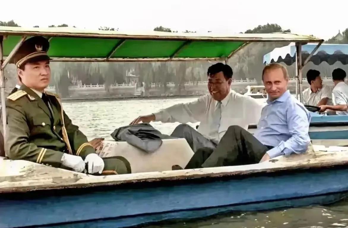这是2000年普京来中国访问，这是在北海公园荡舟的情景。那时候普京非常年轻，对中