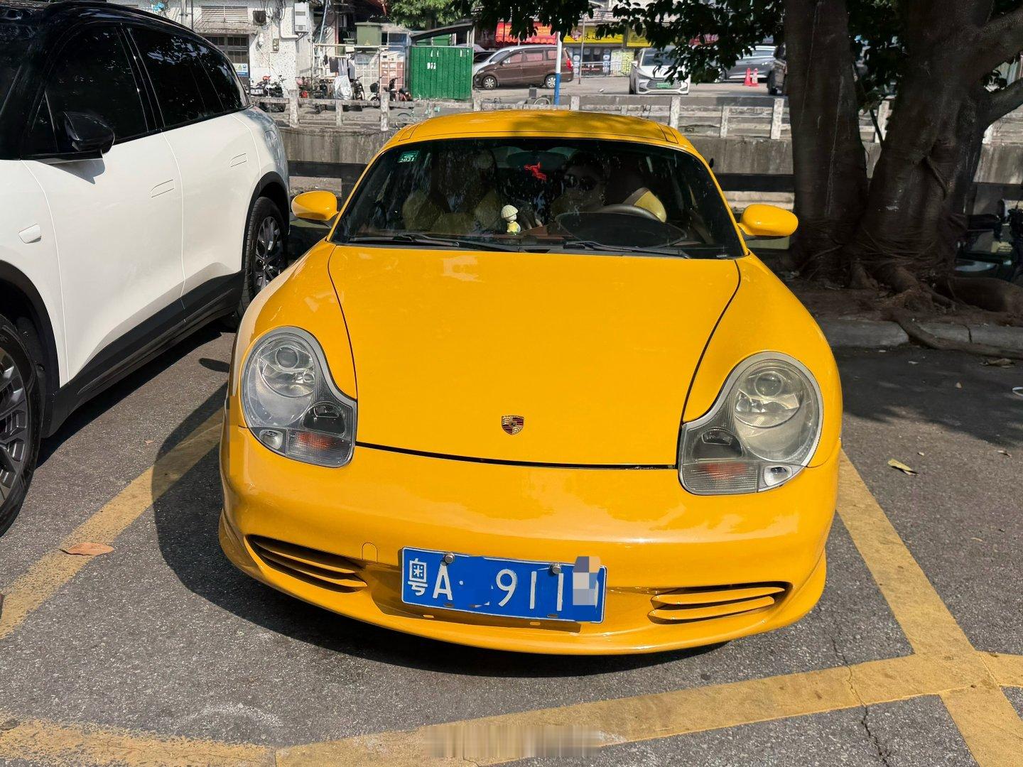 在光骏偶遇一台黄色保时捷986 Boxster 还是选了硬顶的，还是粤A，车牌也