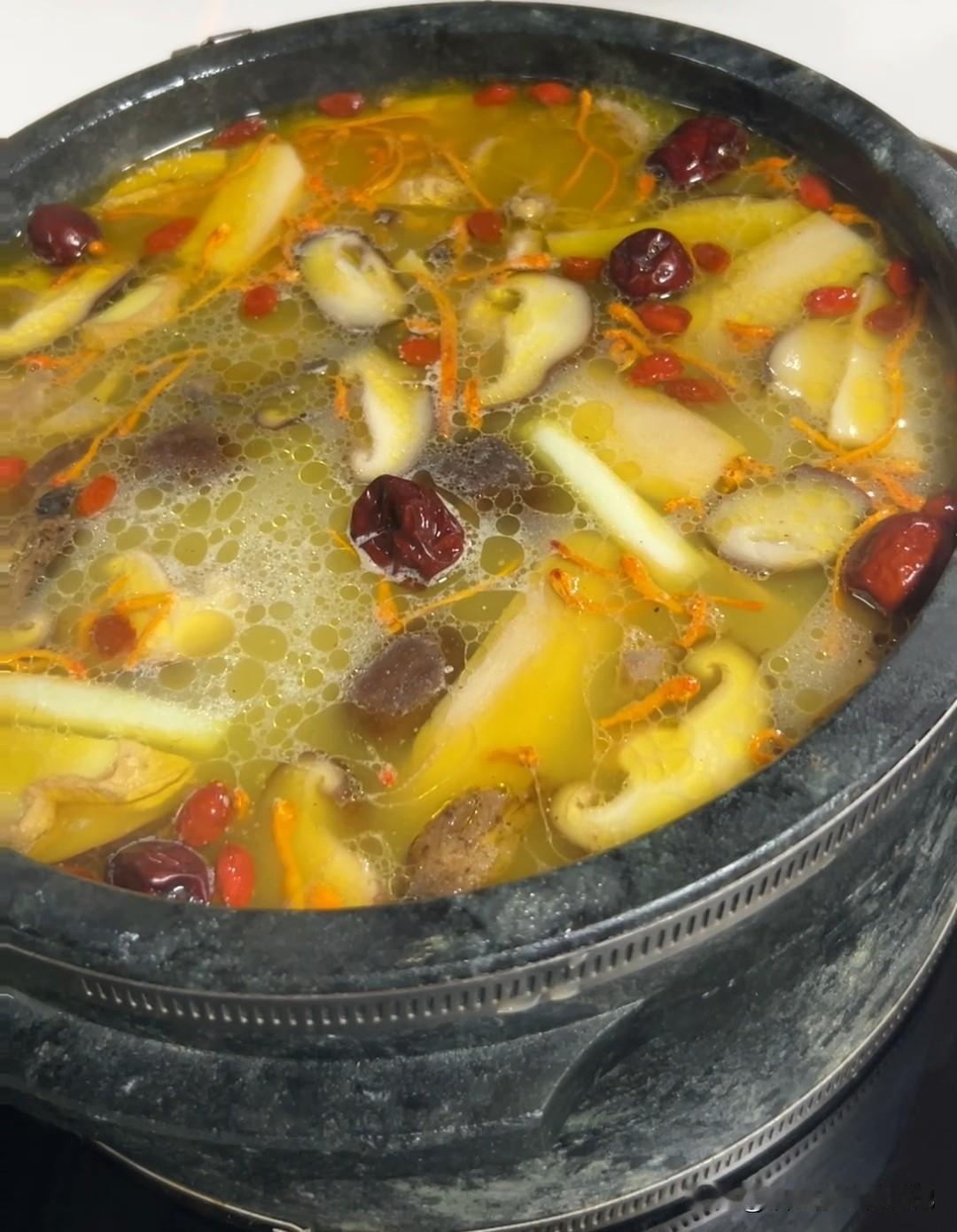 西藏鲁朗的石锅鸡！绝对是走过路过不要错过的美味！
昨晚到鲁朗已经是晚上7点，在小