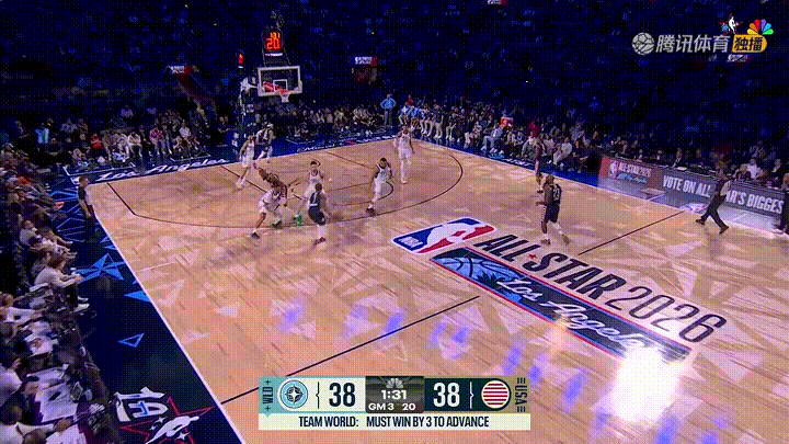 火箭巨星申京真是太悲催了！在今天进行的美国条纹队和世界队的比赛中，当时比赛进行到