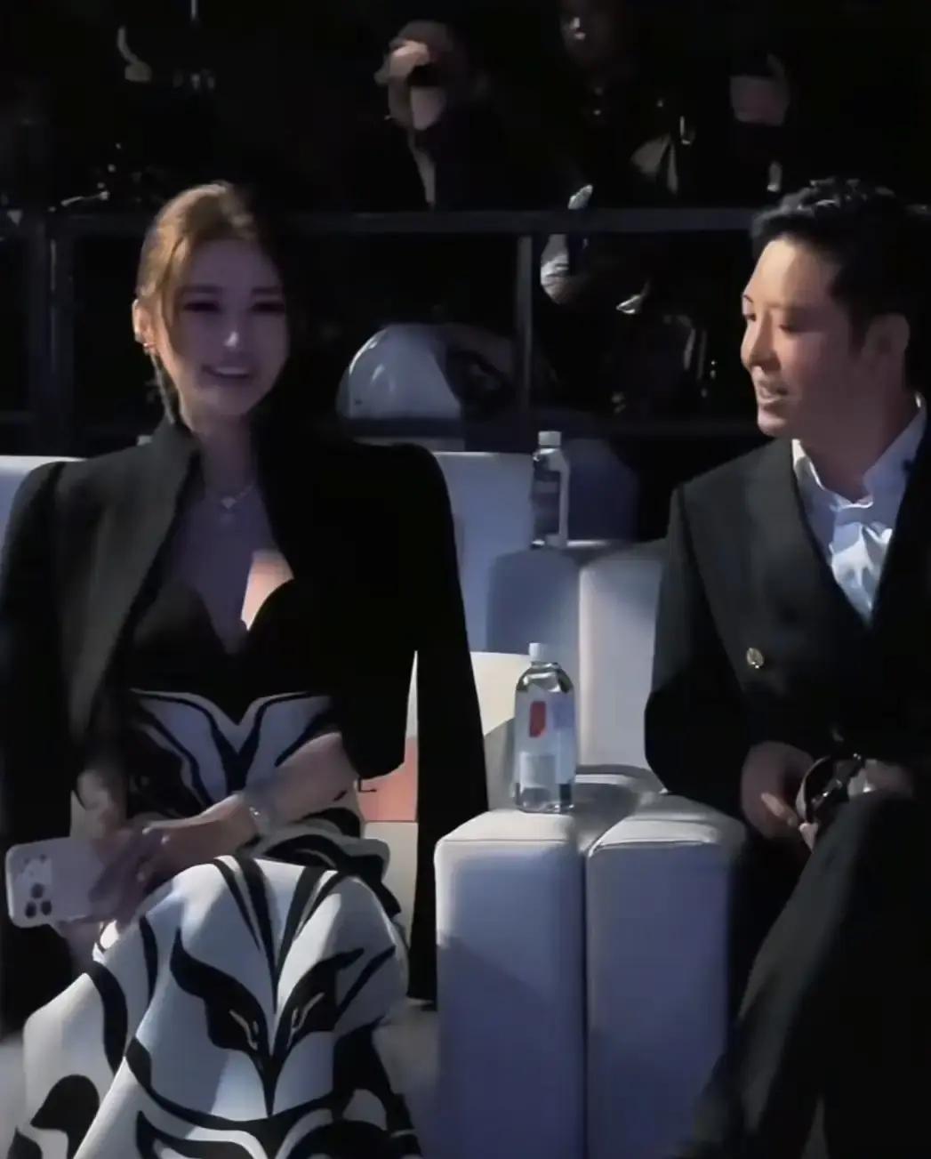 盈公主龙公子八年后同框刷屏，我刷了三遍也没想起这俩人演过啥。

点开评论区全是尖