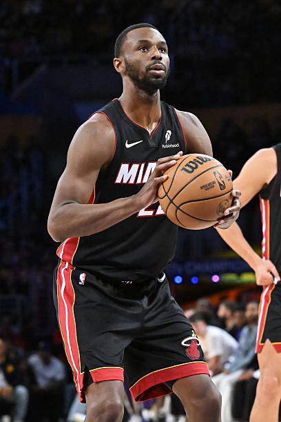 昨天对阵热火，湖人罚球25比39，今天对开拓者，湖人罚球16比30。 ​​​