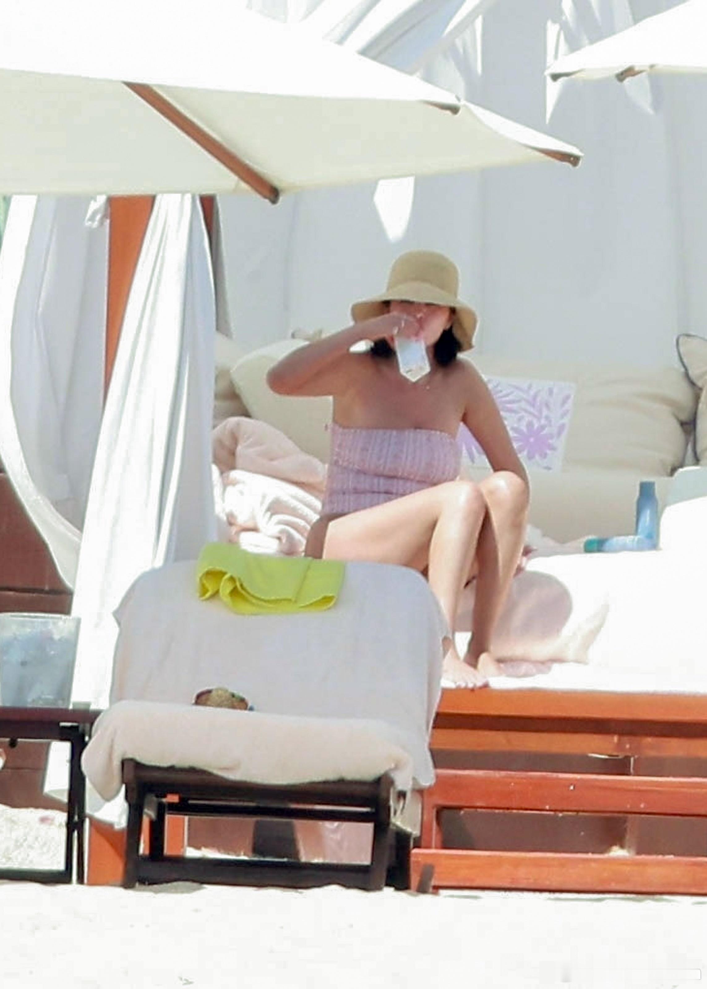 更多Selena Gomez赛琳娜戈麦斯和朋友在墨西哥海边度假的照片，当中还有合