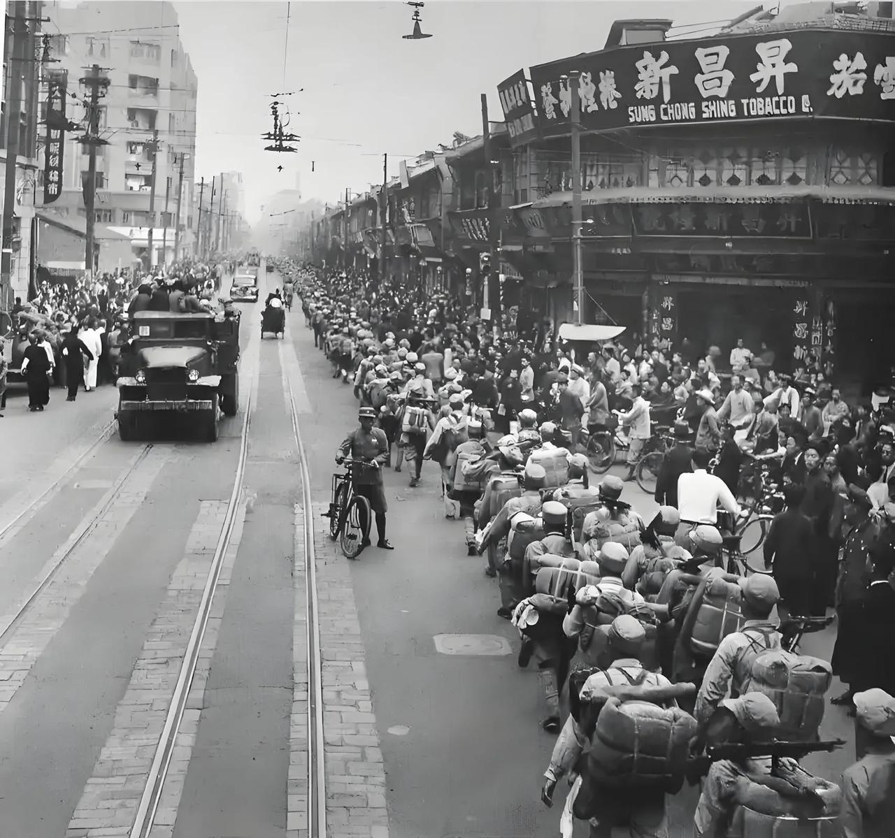 上海解放初期，国民党特务叫嚣“只要控制了两黑一白，就能置上海死地。”
“两黑一白