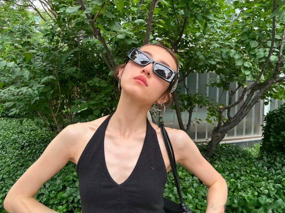 张子枫瘦成这样了真的太瘦了，除了骨头就是皮。为什么现在的人都追求瘦？没有一点精神
