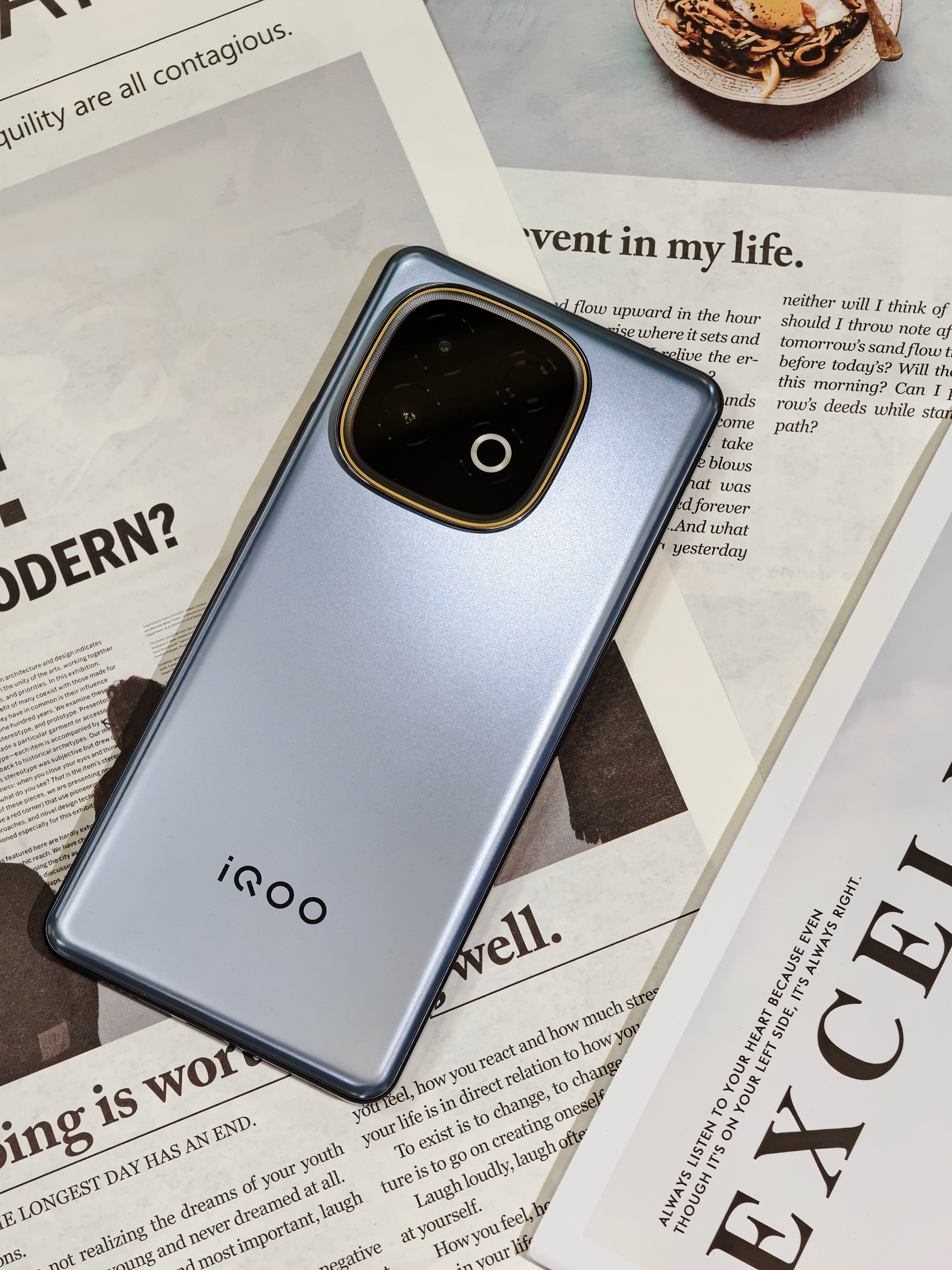 iQOO Z10 Trubo+ 外观上依然是延续了家族式的设计。新机这次采用的是