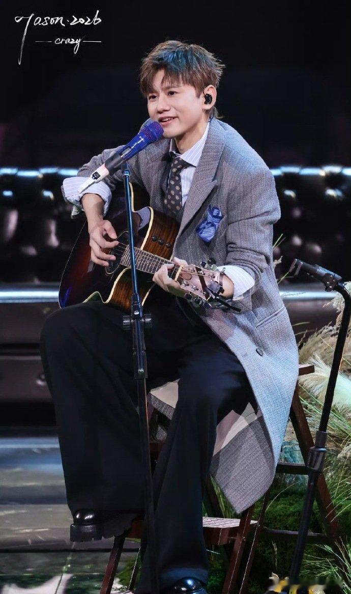 张杰新春场好像唠家常羡慕现场的家人们！张杰新春场像过年唠嗑，一边聊天一边狂撒福利