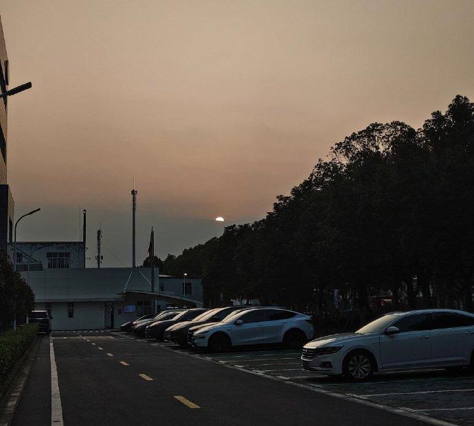 昨天真是我上班以来，难得碰到的一次大晴天。那种暖洋洋的感觉太棒了。尤其是傍晚时分