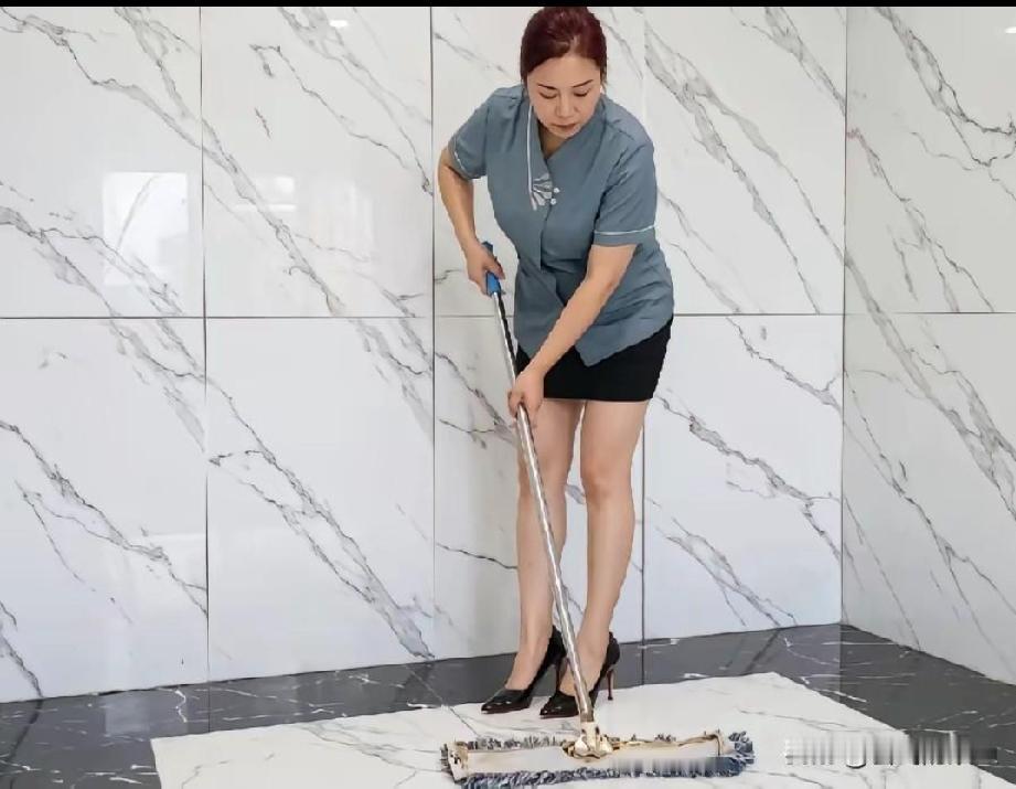 现在的工作真的太卷了，连打扫卫生的保洁阿姨也要求身材长相了！[捂脸]