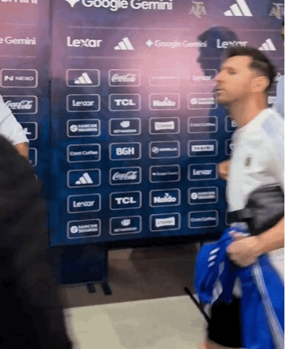 离开赛场的小梅梅西阿根廷vs毛里塔尼亚