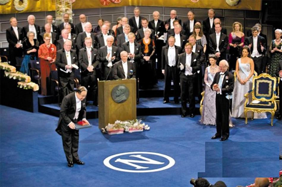 嘲讽一个国家、贬低一个文明，最阴毒的手段，便是将这个国家的异类捧为典范，使其主动