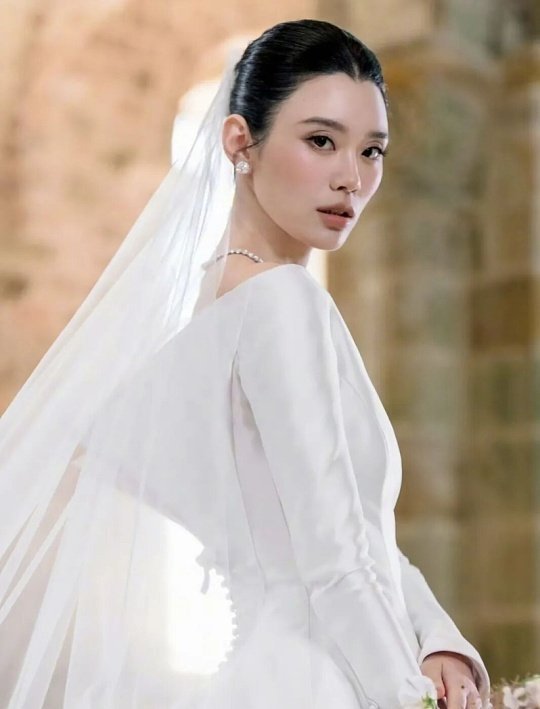 奚梦瑶高定婚纱有种极简美奚梦瑶的迪奥独家高定婚纱主打极简高级风，摒弃繁杂钻饰与蕾