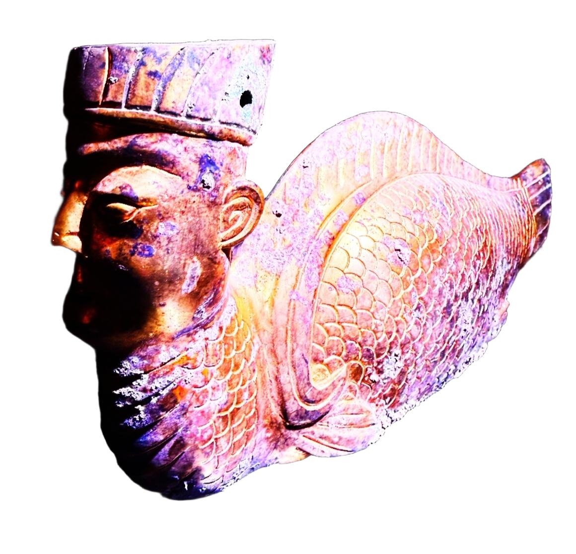 器物定名：人面鱼身青铜尊（人鱼尊）
 
时代：战国时期青铜礼器
 
一、形制工艺