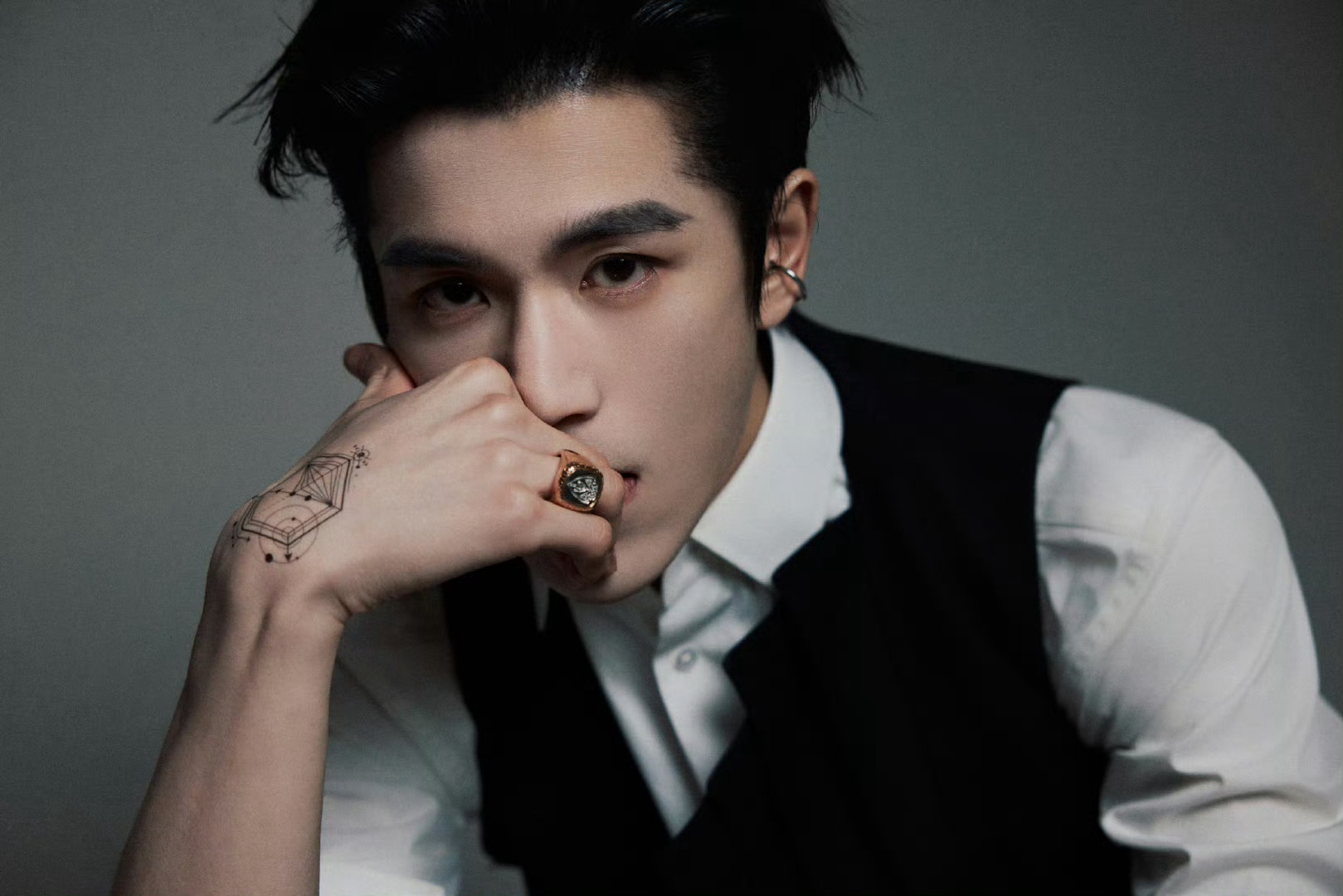 完全daddy级别🥹🤲🏻好喜欢这几张 性张力好强张凌赫拍图眼神越来越好了 