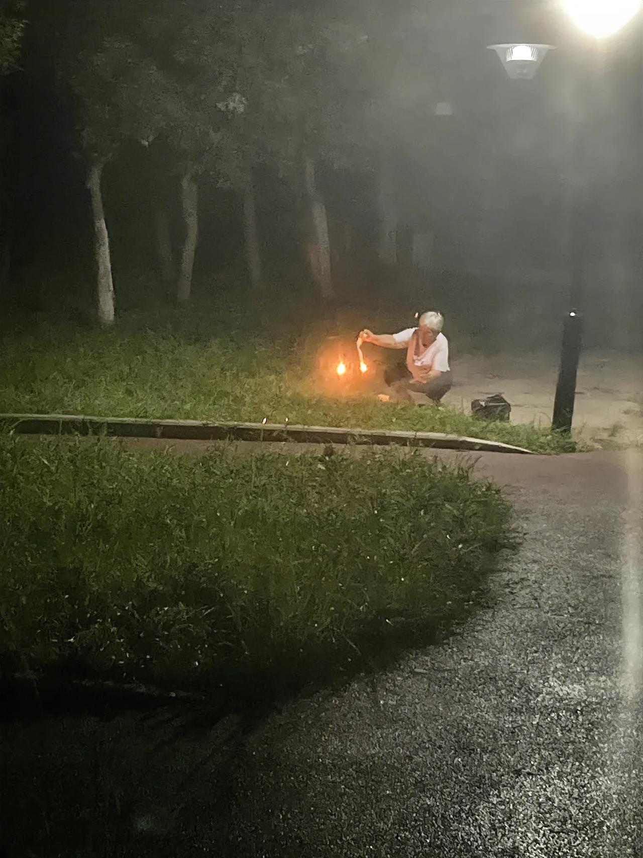 阿婆在做什么？大半夜不睡觉，她又在焚烧什么东西！夜跑碰见这种情况，算不算倒霉了？