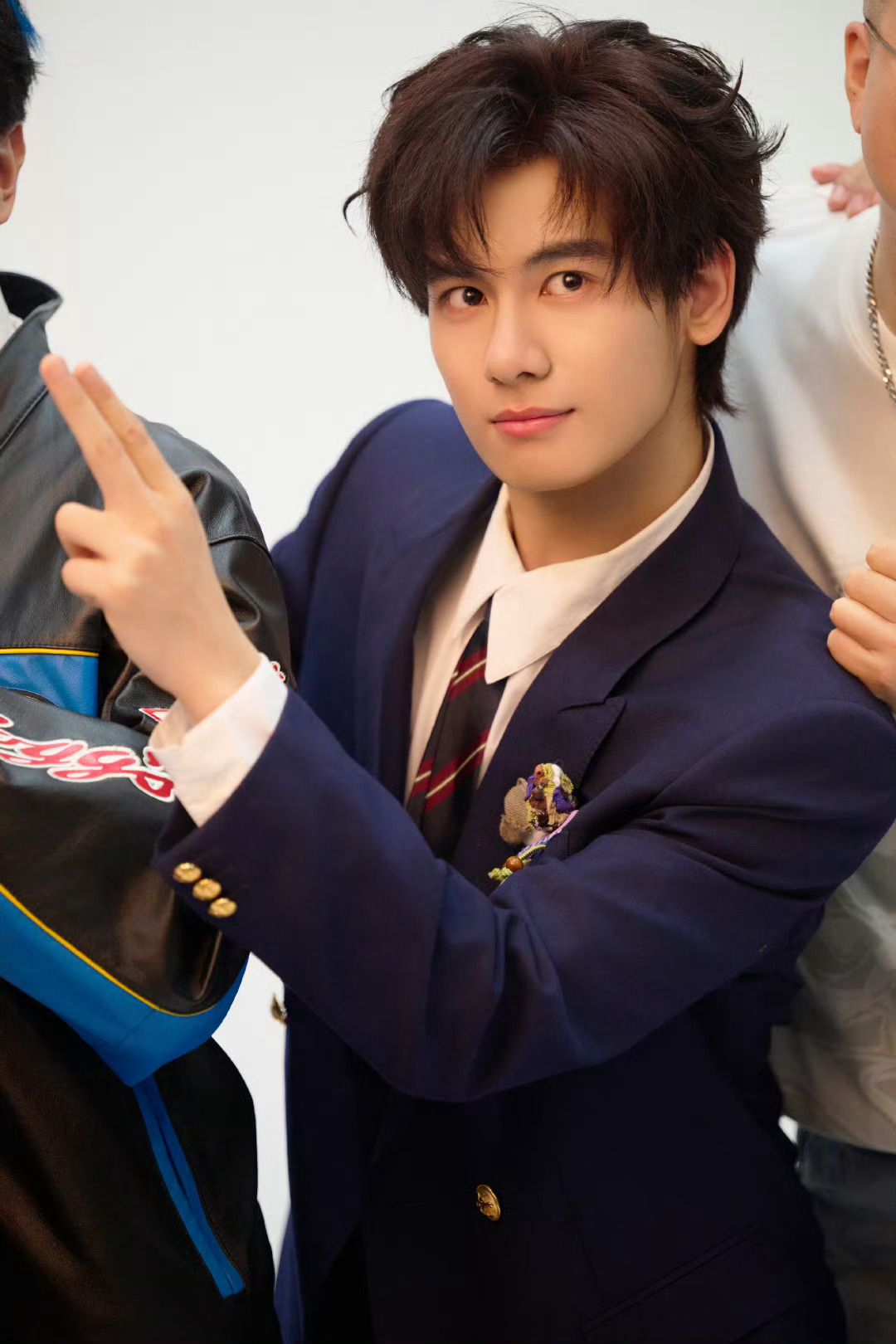 胡先煦cos许文强胡先煦制服look 好帅的小胡 中午喜人gogogo！ ​​​