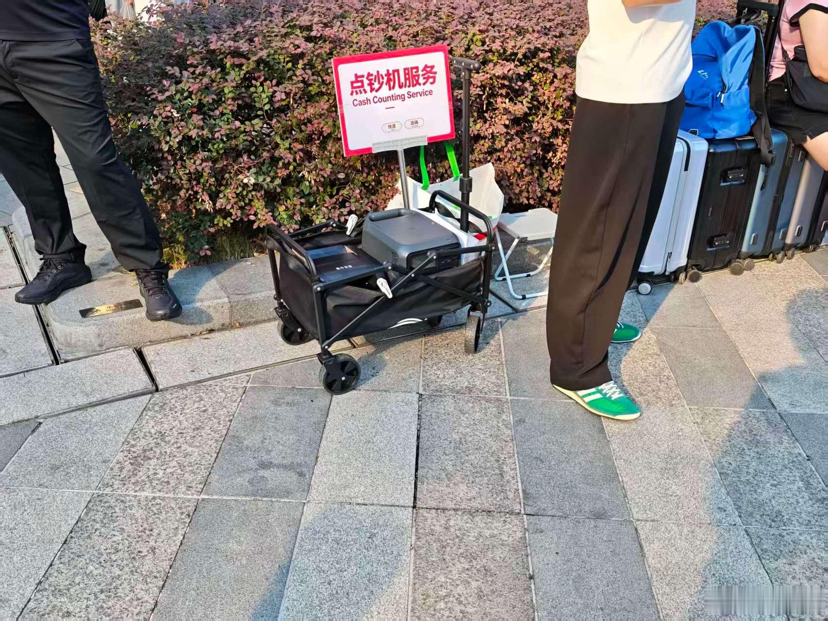 今天是iPhone Duo的正式开售日，小雷依旧七点半就抵达了广州天环Apple