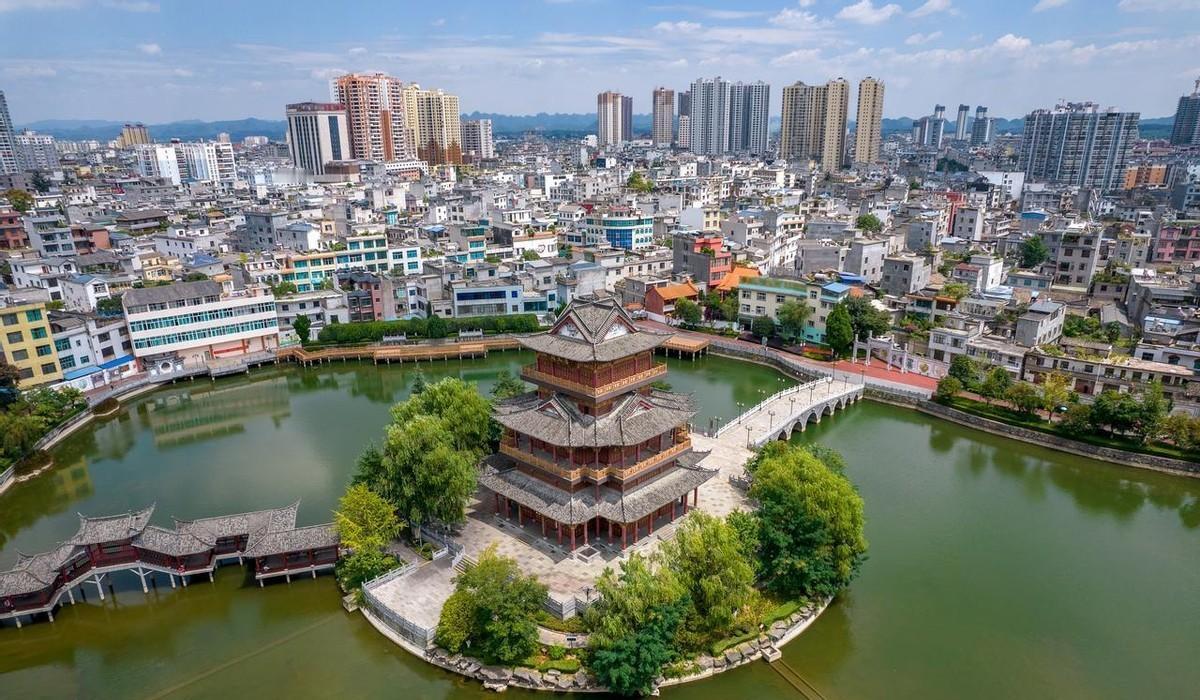 你猜怎么着？云南增速最猛的城市，可能颠覆你的认知。不是大理，也不是丽江。是曲靖。