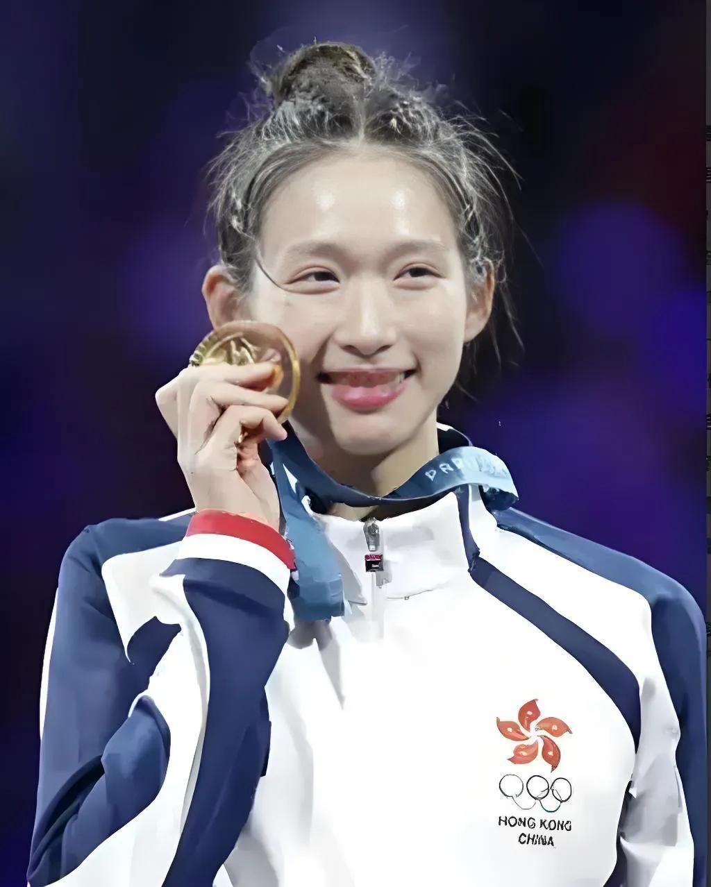 放弃外国护照的奥运冠军，好样的[赞]
11月3日，香港著名击剑运动员江旻憓，宣布