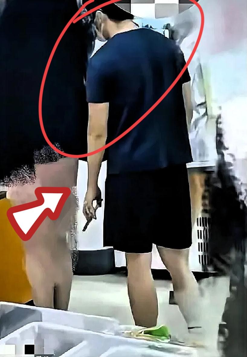 看了南京研究生被开除的通报，真的既离谱又惋惜。
​​寒窗苦读二十多年，熬了无数个