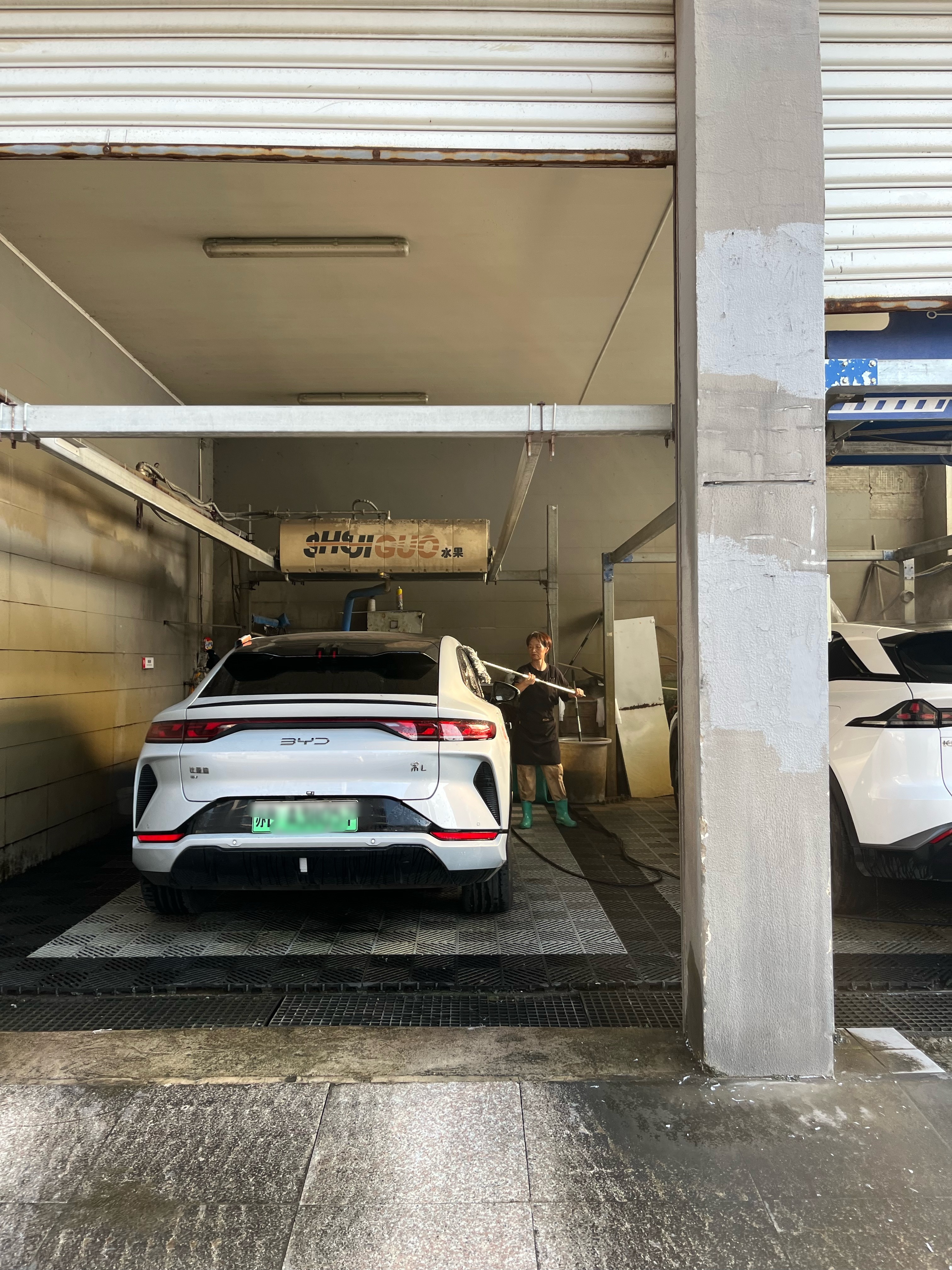 来比亚迪4s店蹭个免费洗车大热天的洗车间都是老阿姨在干活真不容易[捂嘴哭] ​​