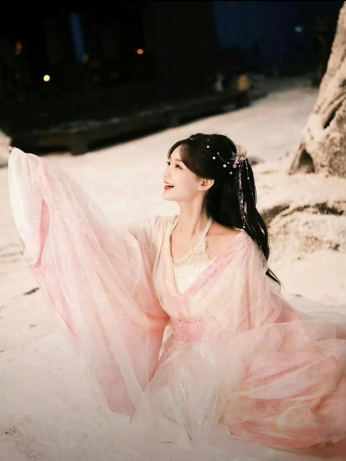 李一桐的可爱藏不住啦！即便没站稳也丝毫不影响美感，美商稳稳在线，超期待可可爱爱的
