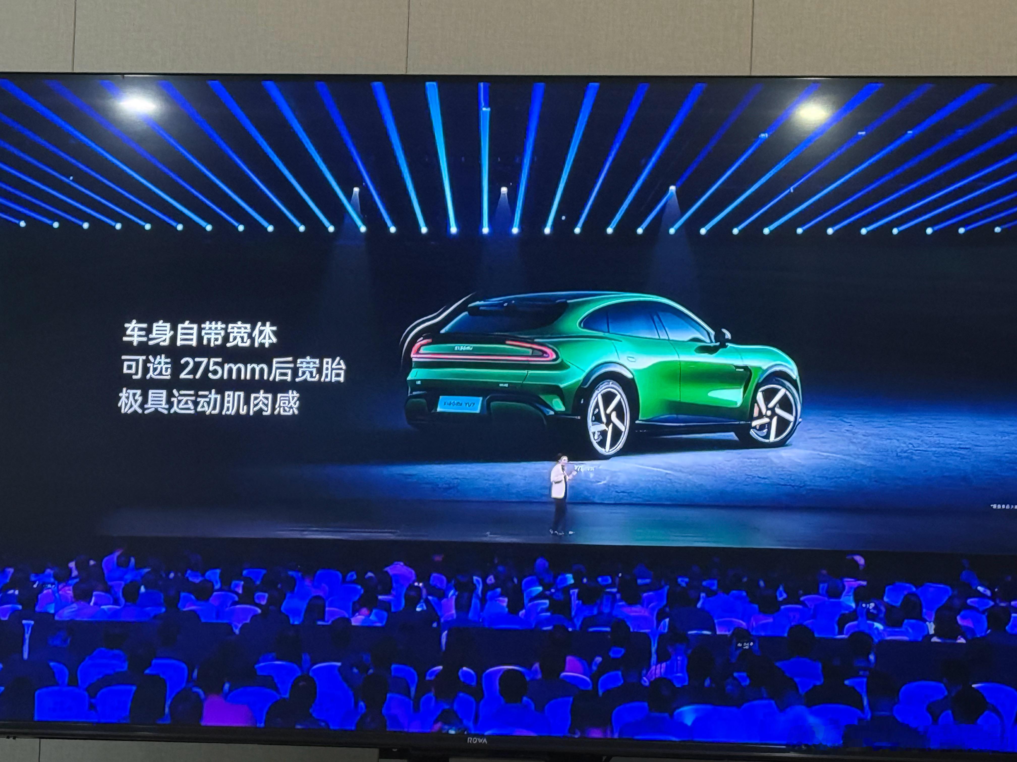 小米YU7卧槽…这车这么大…1999的车宽不多说了…4999的车长大家可能没什么