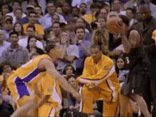 NBA艾弗森世纪之垮！2001年，NBA总决赛加时赛，艾弗森晃倒泰伦卢，后撤步跳