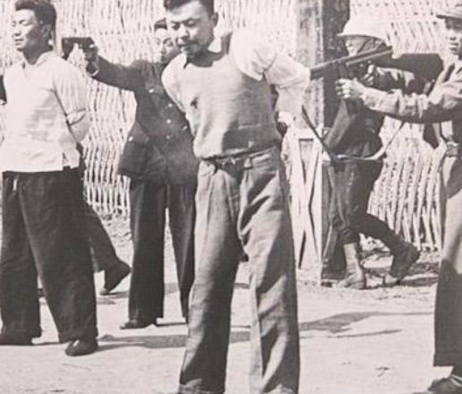 “一切都是为了新中国！”1941年，地下党宋庚新被捕，敌人将他押送至荒郊野外枪杀