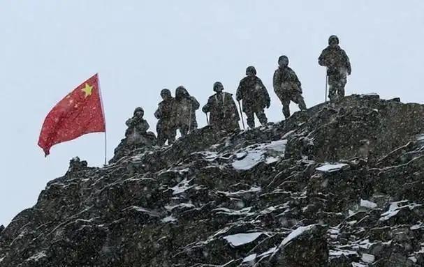 看看现在的国际局势，北约几十个国家敢围着俄罗斯指着鼻子骂，军援乌克兰，还各种制裁
