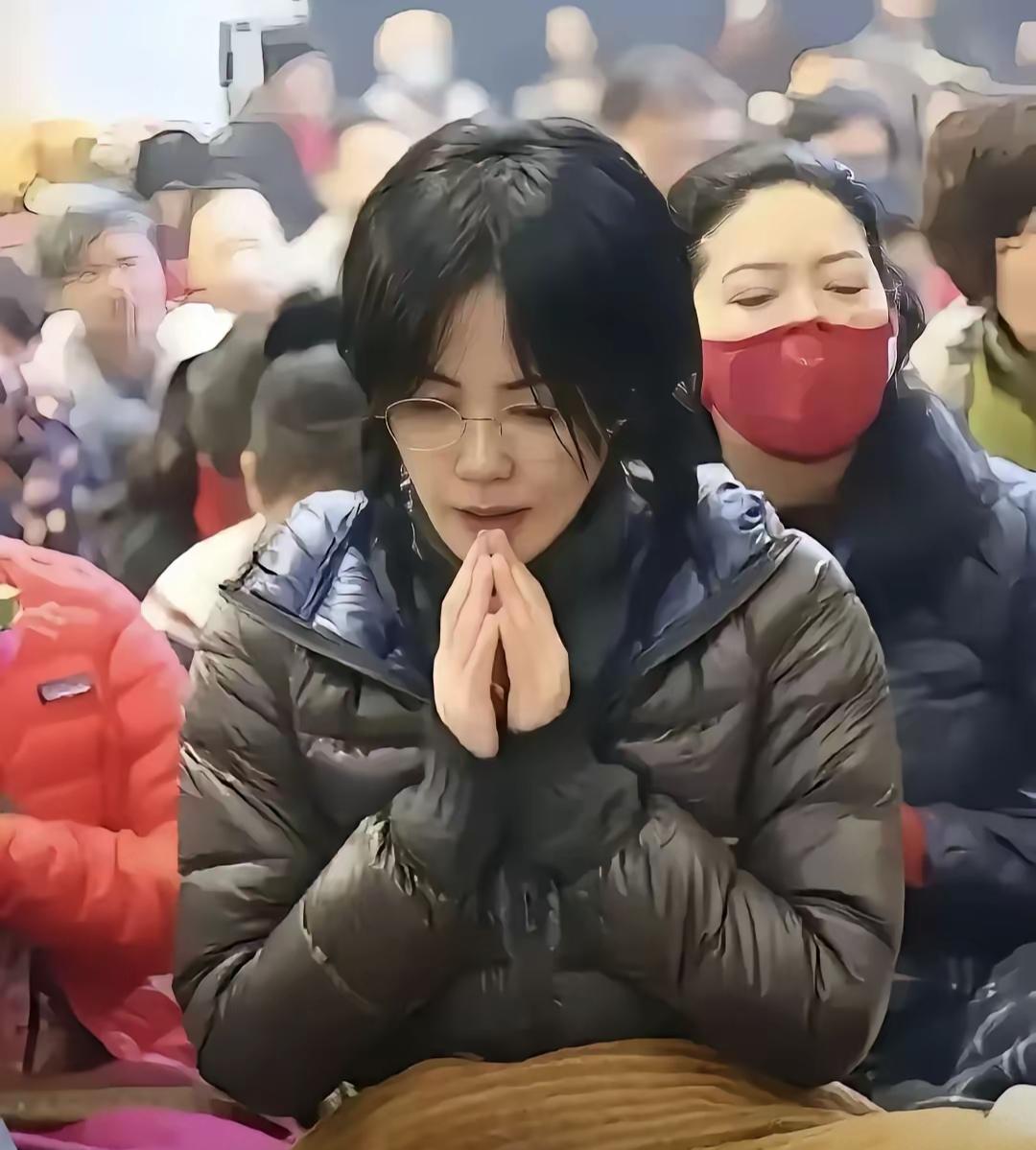 娱乐圈最神奇的存在可能就是王菲了吧
现在的她她不开演唱会，不拍电视，不参加综艺，