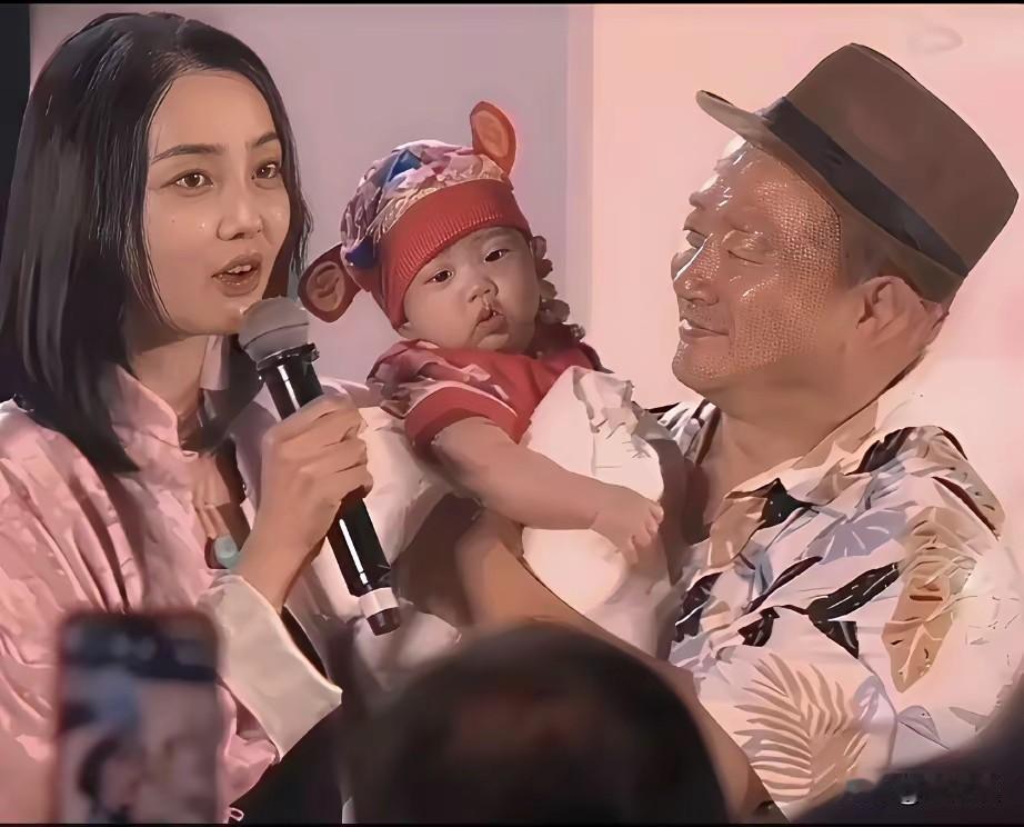 唐鉴军和小自己 30 岁的妻子给自己的孩子办百日宴，看着孩子满眼都是宠溺，虽然两