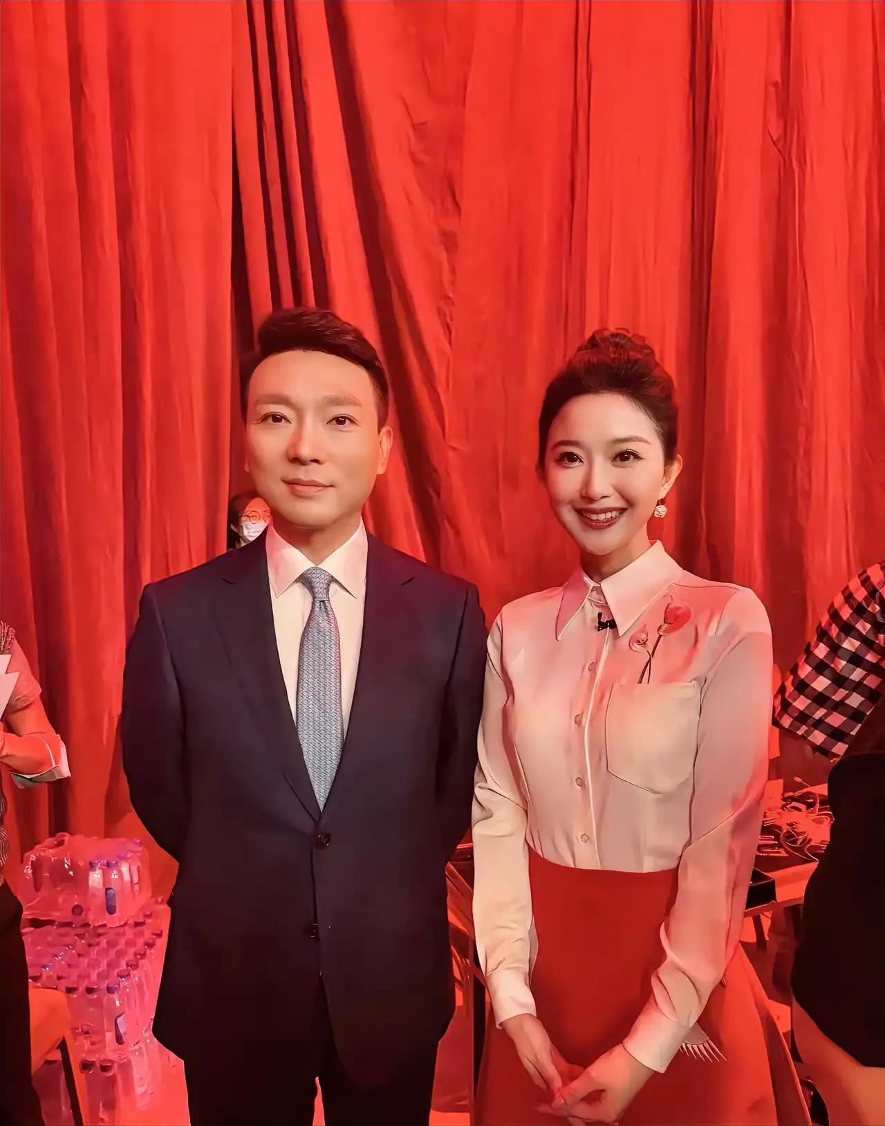 康辉面前的女生是谁？
你们认识吗？
她的笑容很灿烂，很阳光，很有活力，他们两个人