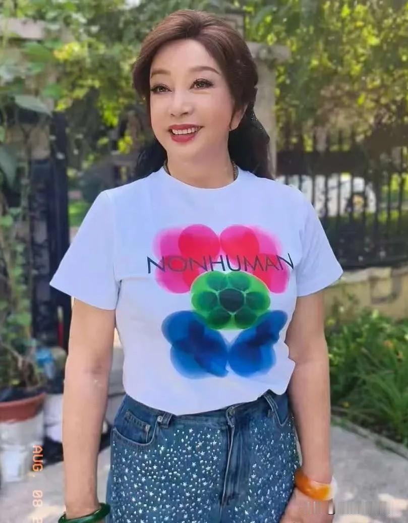 8月8日，75岁刘晓庆在社交平台晒出最新近照，她以一身充满活力的休闲穿搭亮相，红