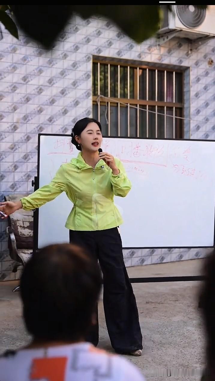 从大学讲师到农家小院里的助农主播，相宜用实际行动证明了“是金子在哪都能发光”！