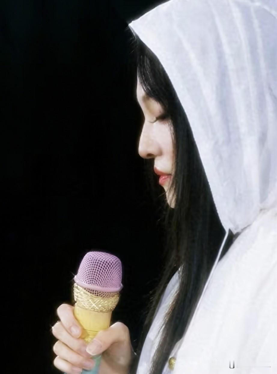 惊艳全网！张韶涵把一次性雨衣穿出高定范儿
 
青岛演唱会彩排遇上降雨，张韶涵身披