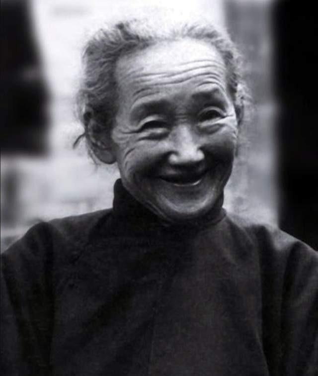 许世友52年返乡，与亲叔许存礼相遇，拔枪欲杀，老母下跪方才拦下

许世友的愤怒，