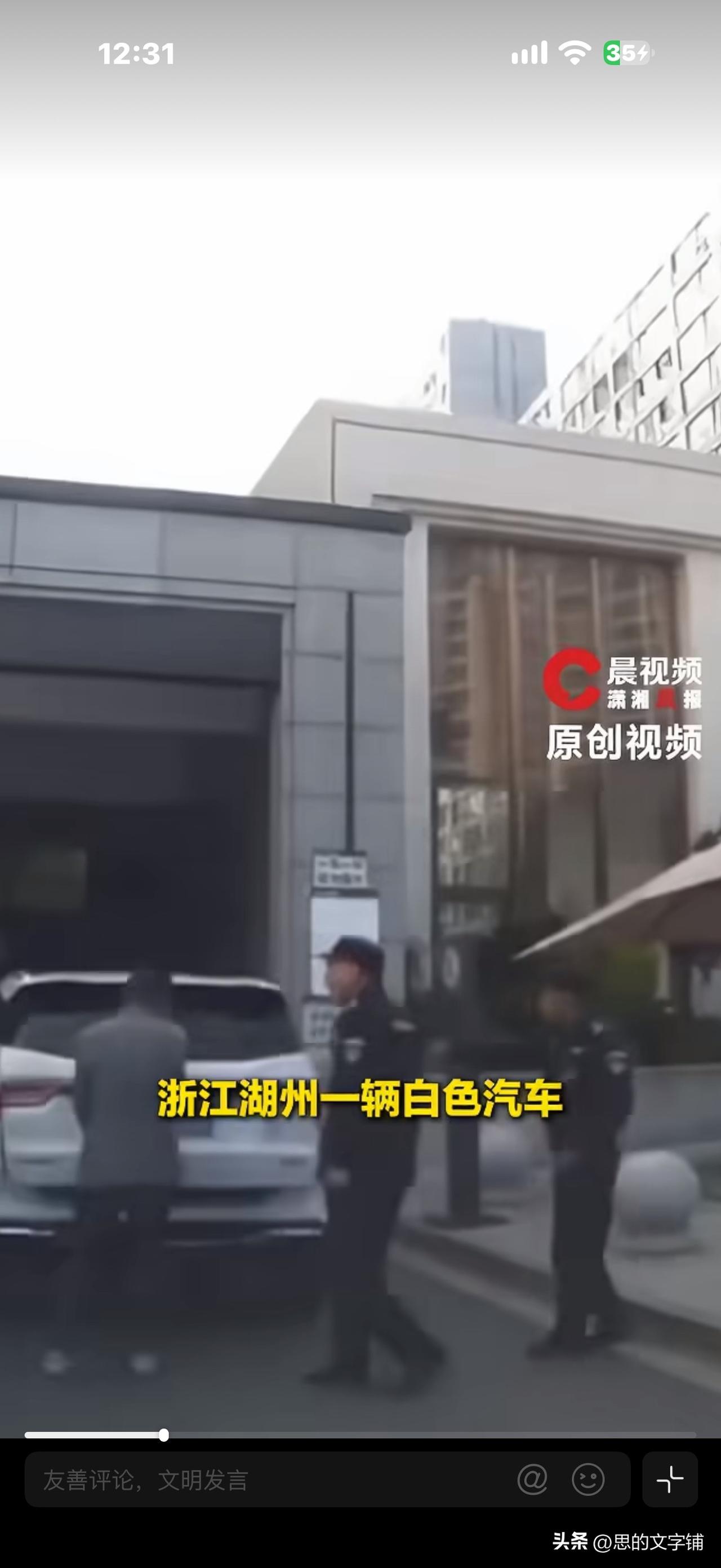 保安不放行车辆， 男子大怒，
从后备箱拿锤子捶打保安，
保安倒地还继续捶打，太惊