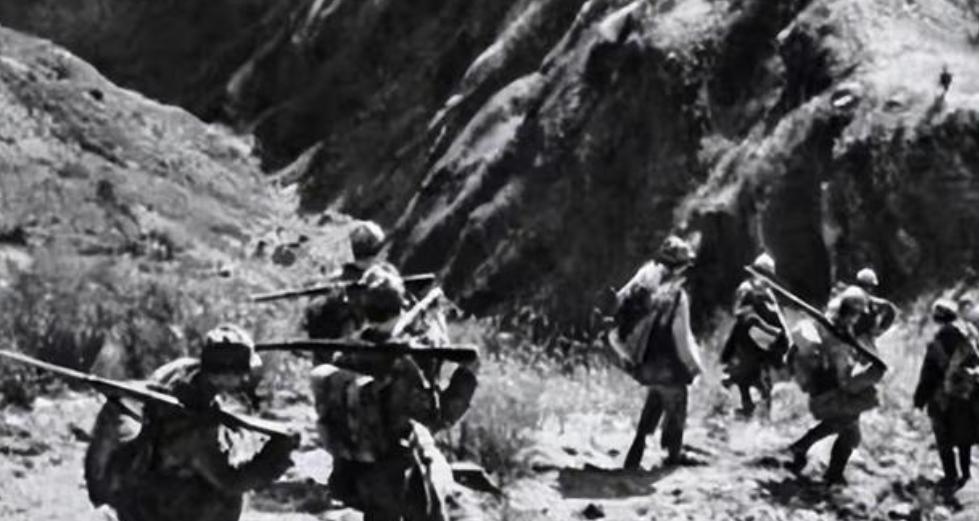 因伤被强制离队却侥幸幸存，他靠烧炭聚拢百余失散红军战友，1945年终成中共七大代